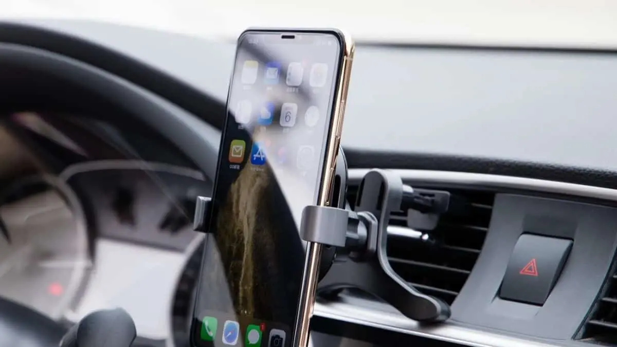 Rekomendasi holder HP mobil.