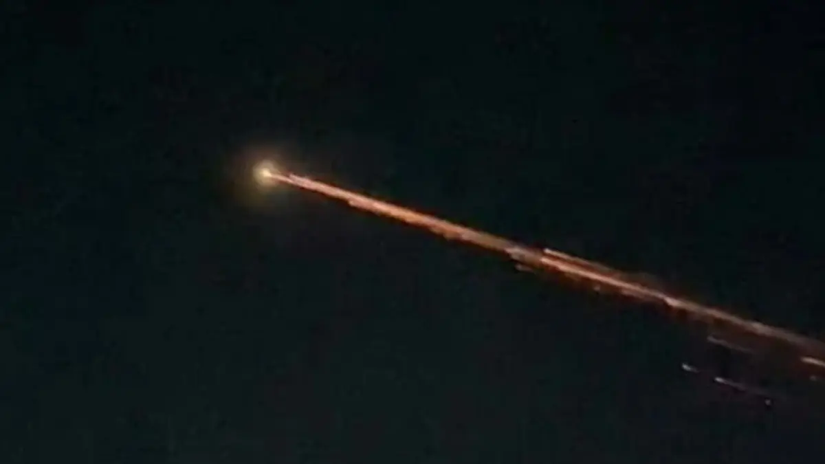 Fenomena cahaya misterius di langit Lampung ternyata sampah antariksa roket China. (Tangkapan layar)
