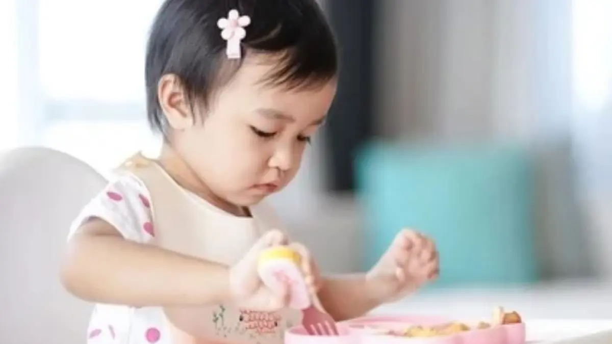 Ilustrasi anak mulai makan sendiri.