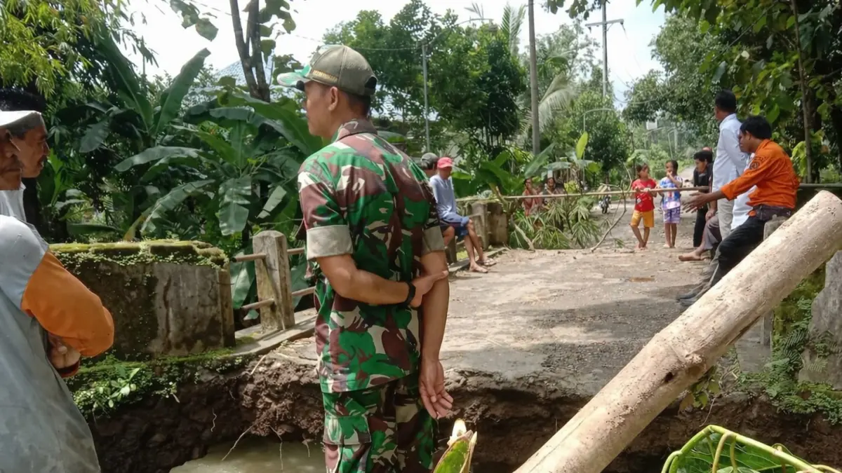 Jembatan di Desa Jonggol rusak akibat banjir sehingga memutus akses warga dan segera diperbaiki menggunakan anggaran BTT. SUGENG DWI N/RADAR PONOROGO