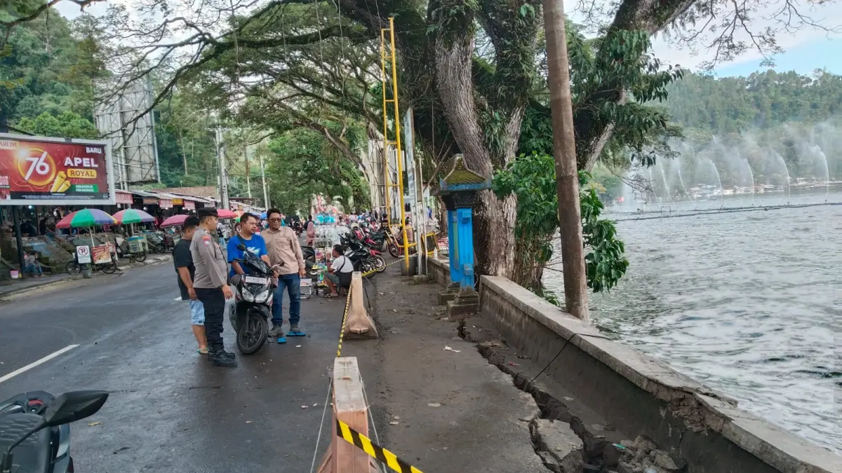 Kondisi talud di Telaga Ngebel yang ambles akibat hujan deras dan berpotensi longsor susulan. FOTO: POLSEK NGEBEL