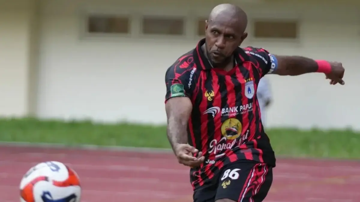 PAHLAWAN: Legenda Persipura Boaz Solossa mencetak gol kemenangan saat melawan Persiba Balikpapan, Sabtu (4/4). (IG @boazsolossa)