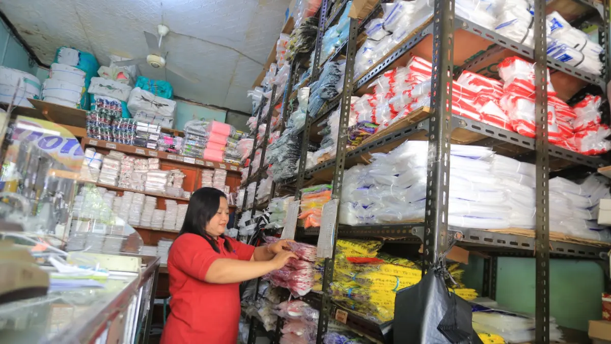 Pelaku UMKM di Madiun mengurangi porsi jualan akibat lonjakan harga plastik yang mencapai dua kali lipat. BAGAS BIMANTARA/RADAR MADIUN