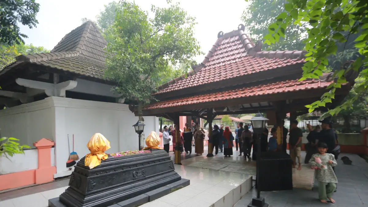 Peserta mengikuti tur wisata religi dan heritage yang mengunjungi masjid kuno dan Balai Kota Madiun. BAGAS BIMANTARA/RADAR MADIUN