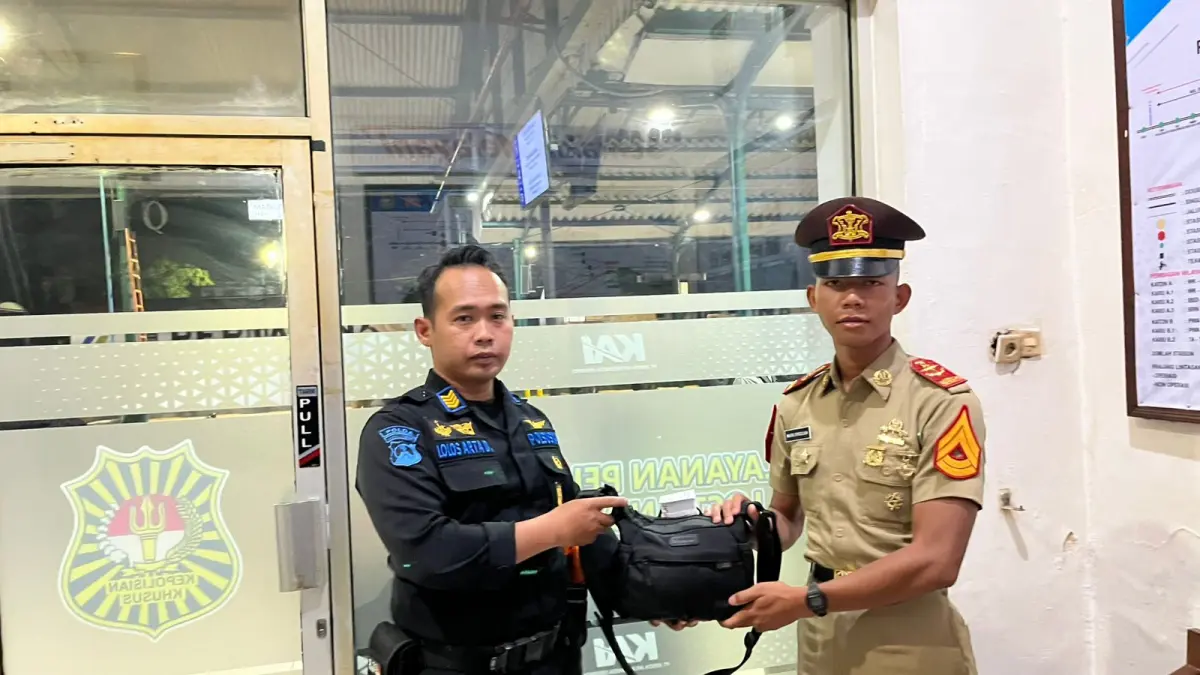 Petugas KAI Daop 7 Madiun menunjukkan barang temuan penumpang yang diamankan selama masa angkutan Lebaran. FOTO: HUMAS KAI DAOP 7 MADIUN