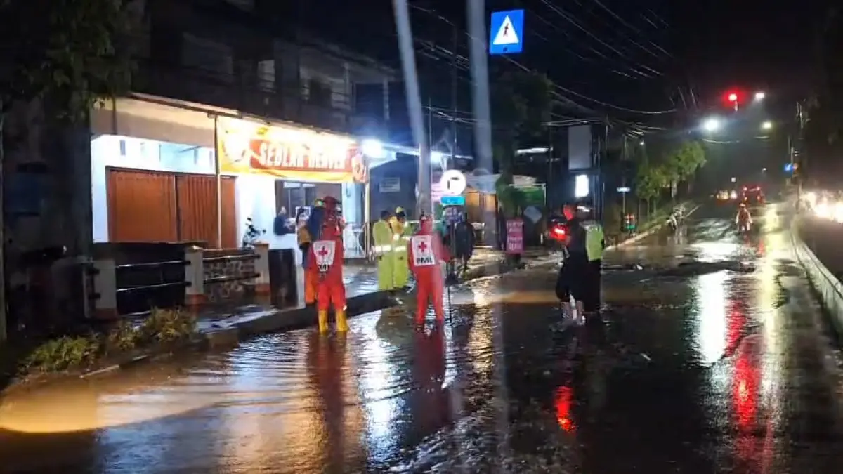 Petugas mengevakuasi pohon tumbang dan menangani dampak banjir serta longsor akibat cuaca ekstrem di Magetan. AJI PUTRA/RADAR MAGETAN