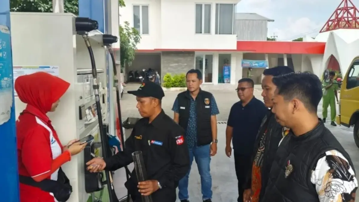 Petugas Satreskrim Polres Ponorogo melakukan patroli dan pengecekan di SPBU untuk mencegah penimbunan BBM. FOTO: ISTIMEWA