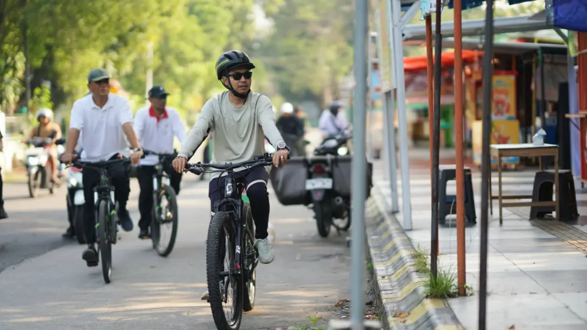 Plt Wali Kota Madiun F Bagus Panuntun memberi contoh penggunaan sepeda sebagai bagian dari kebijakan efisiensi BBM di kalangan ASN. FOTO: DISKOMINFO UNTUK RADAR MADIUN