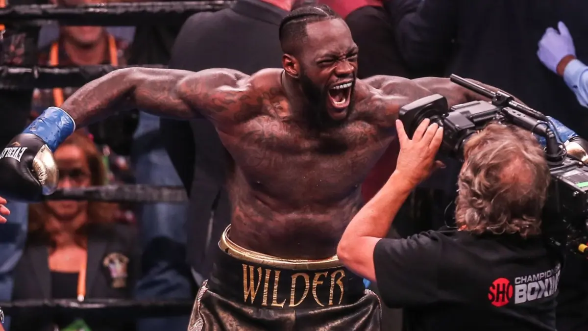 Selebrasi petinju Deontay Wilder di atas ring. (SKY SPORTS)