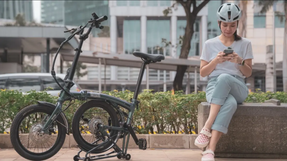 Sepeda lipat menjadi pilihan ideal untuk mobilitas harian karena praktis dan mudah dibawa. 