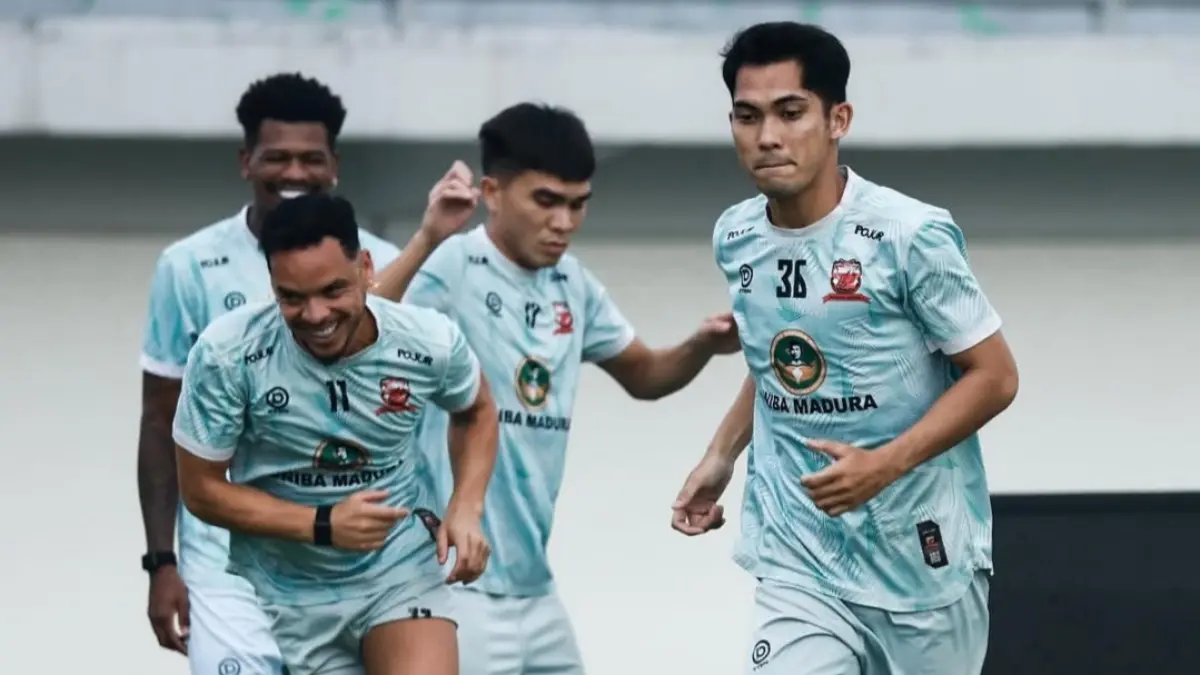 SIAP TEMPUR: Skuad Madura United bersiap menghadapi lawan berat di pekan ke-26 BRI Super League yakni Borneo FC di kandang sendiri. (IG @maduraunited.fc)