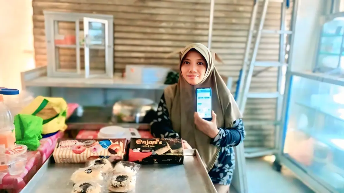 Tantiningsih mengembangkan usaha kue rumahan yang kini menjadi sumber penghasilan utama berkat dukungan program Holding UMi.