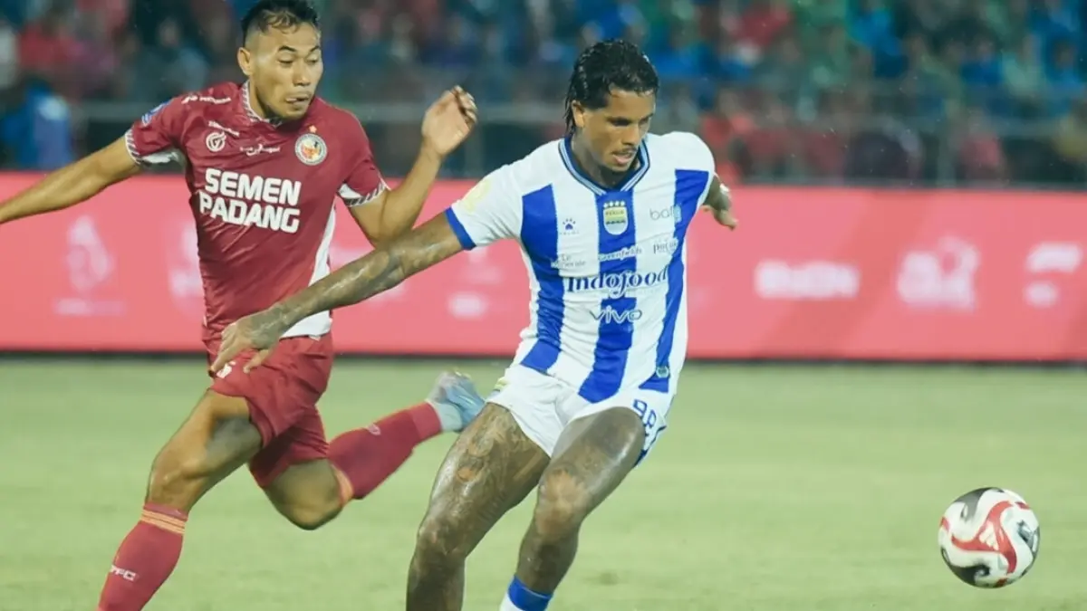 UNGGUL SEMENTARA: Ramon Tanque membawa Persib unggul sementara di babak pertama atas tuan rumah Semen Padang. (IG @persib)