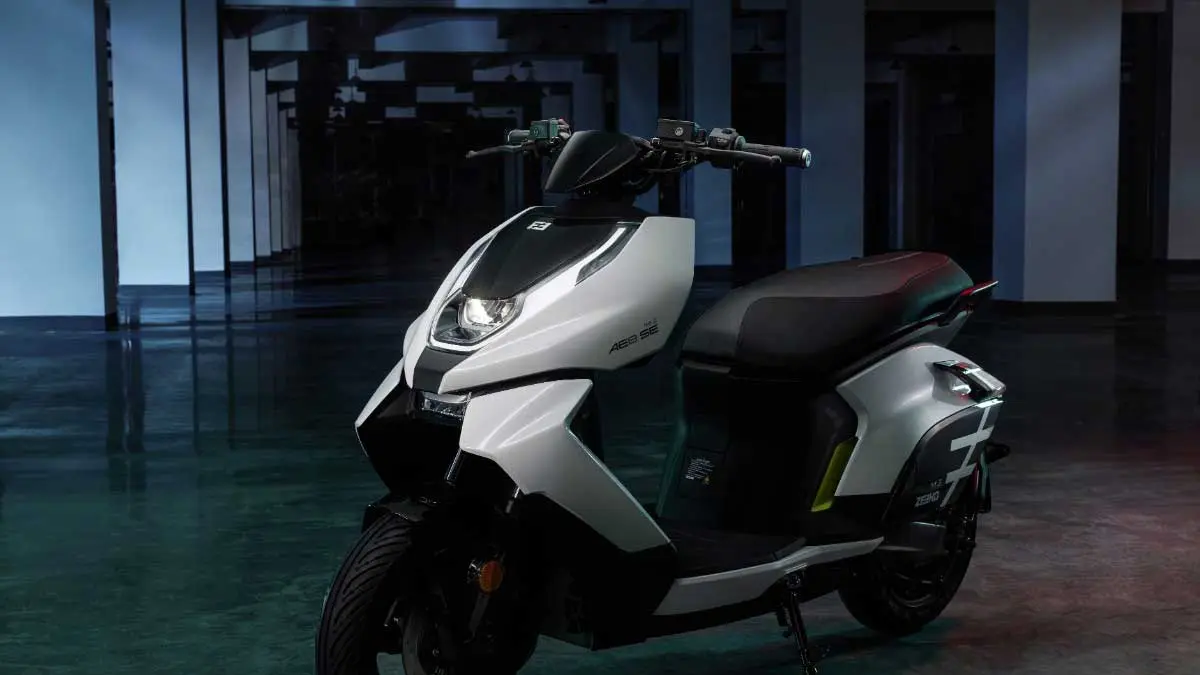ZEEHO AE8, motor listrik premium asal China dengan desain futuristik, mampu melaju hingga 100 km/jam.