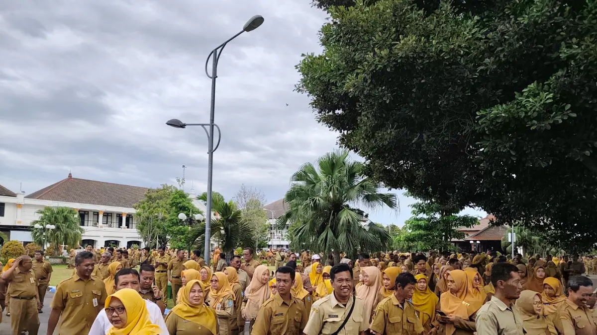 Aktivitas ASN di Ponorogo yang kini menerapkan skema WFH dengan pengawasan ketat dari DPRD. DOK RADAR PONOROGO