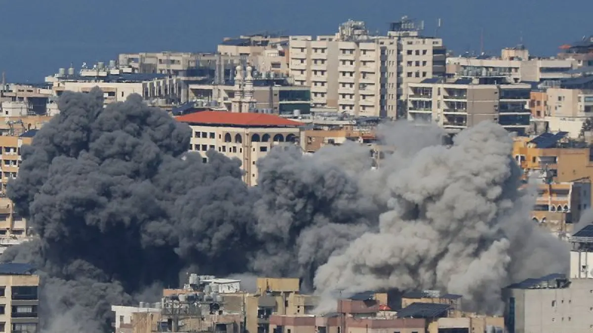 Asap tebal membubung dari beberapa bangunan akibat serangan udara Israel di Haret Hreik, Beirut, Lebanon, Selasa (4/3). (ANTARA)