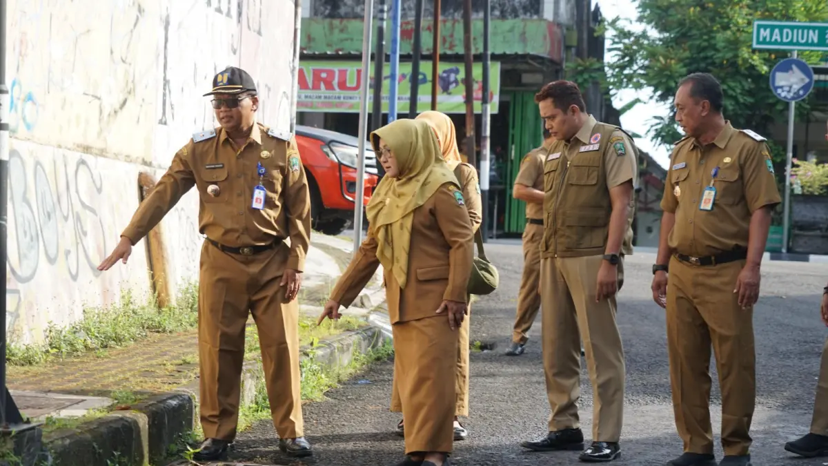 Bupati Magetan bersama DPUPR meninjau aliran sungai terdampak banjir untuk merumuskan penanganan. FOTO: PROKOPIM PEMKAB MAGETAN