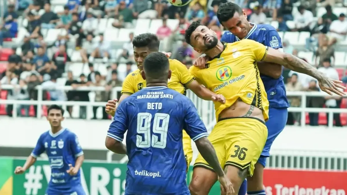 CURI POIN: Pemain PS Barito Putera berebut bola dengan pemain PSIS Semarang dalam laga lanjutan Pegadaian Championship Grup B hari Minggu (5/4). (IG @psbaritoputeraofficial)