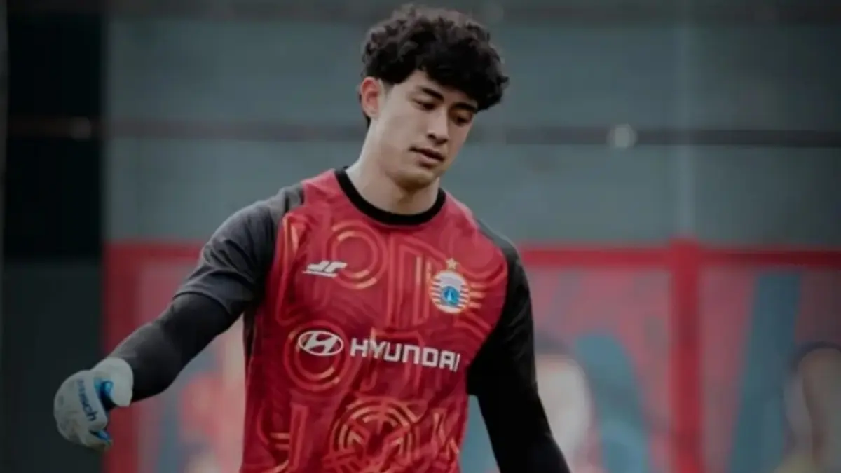 DEBUT: Kiper baru Persija Jakarta Cyrus Margono menjalani debutnya saat melawan Bhayangkara FC, Minggu (5/4) lalu. (IG @indonesiafootballzone)