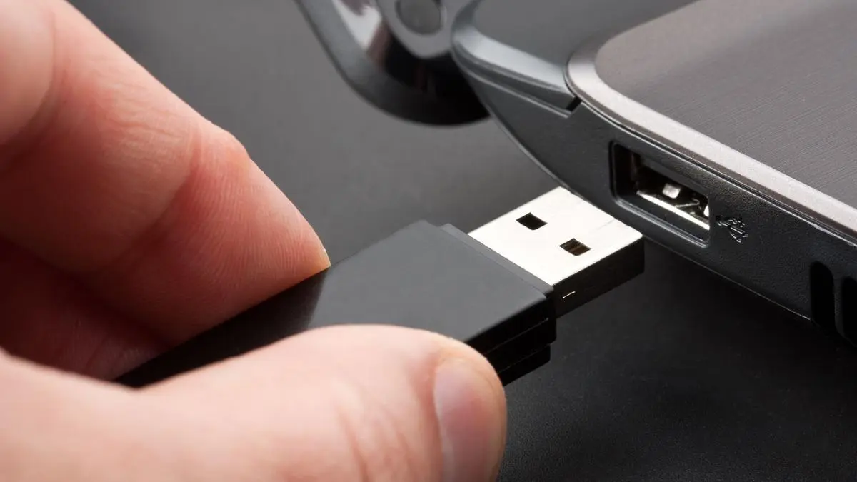 Ilustrasi cabut flashdisk tanpa eject. (Digital Trends)