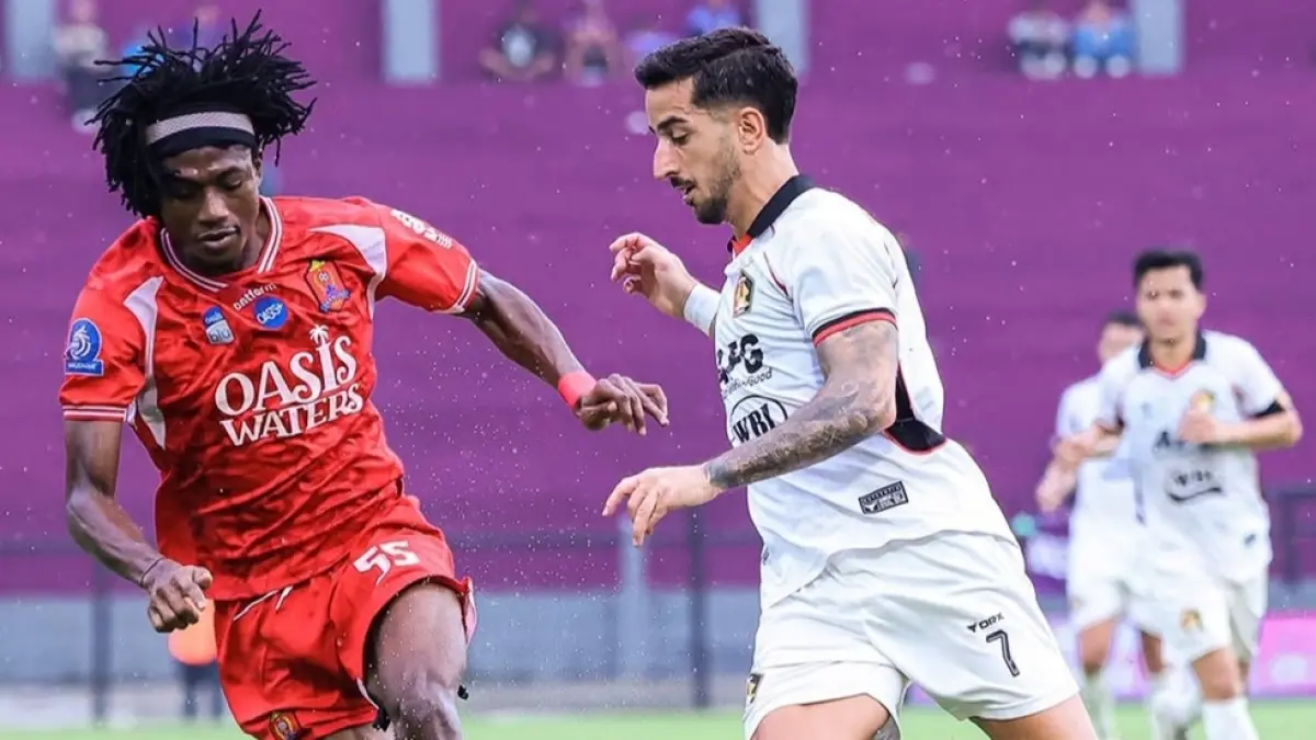IMBANG: Pertandingan Persik Kediri melawan Persijap Jepara di Stadion Brawijaya, Senin (6/4) sore. Hasil babak pertama, kedua tim masih imbang 0-0. (IG @persikfcofficial)