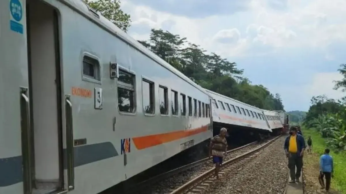 KA Bangunkarta rute Jombang-Pasarsenen anjlok di Stasiun Bumiayu, Brebes, Senin (6/4).