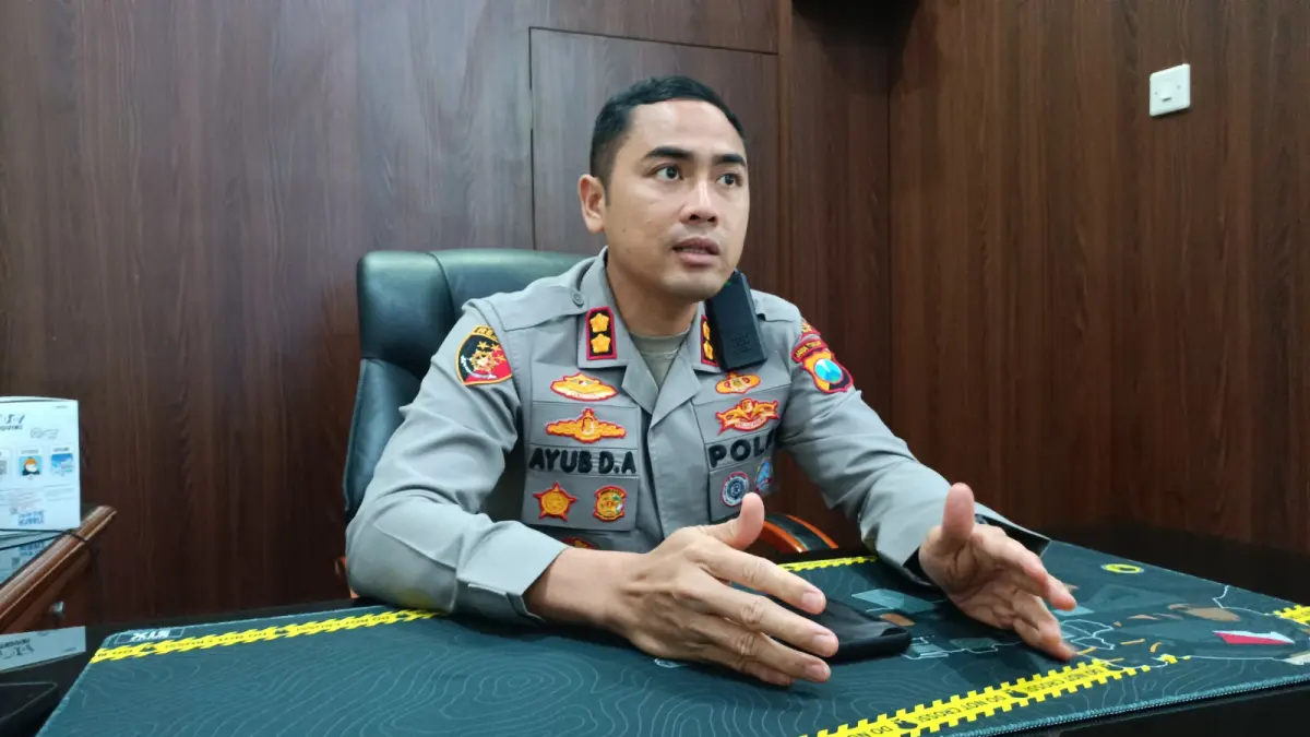 Kapolres Pacitan AKBP Ayub Diponegoro Azhar menjelaskan tentang penyelidikan kasus dugaan korupsi kades Bandar. DOK RADAR PACITAN