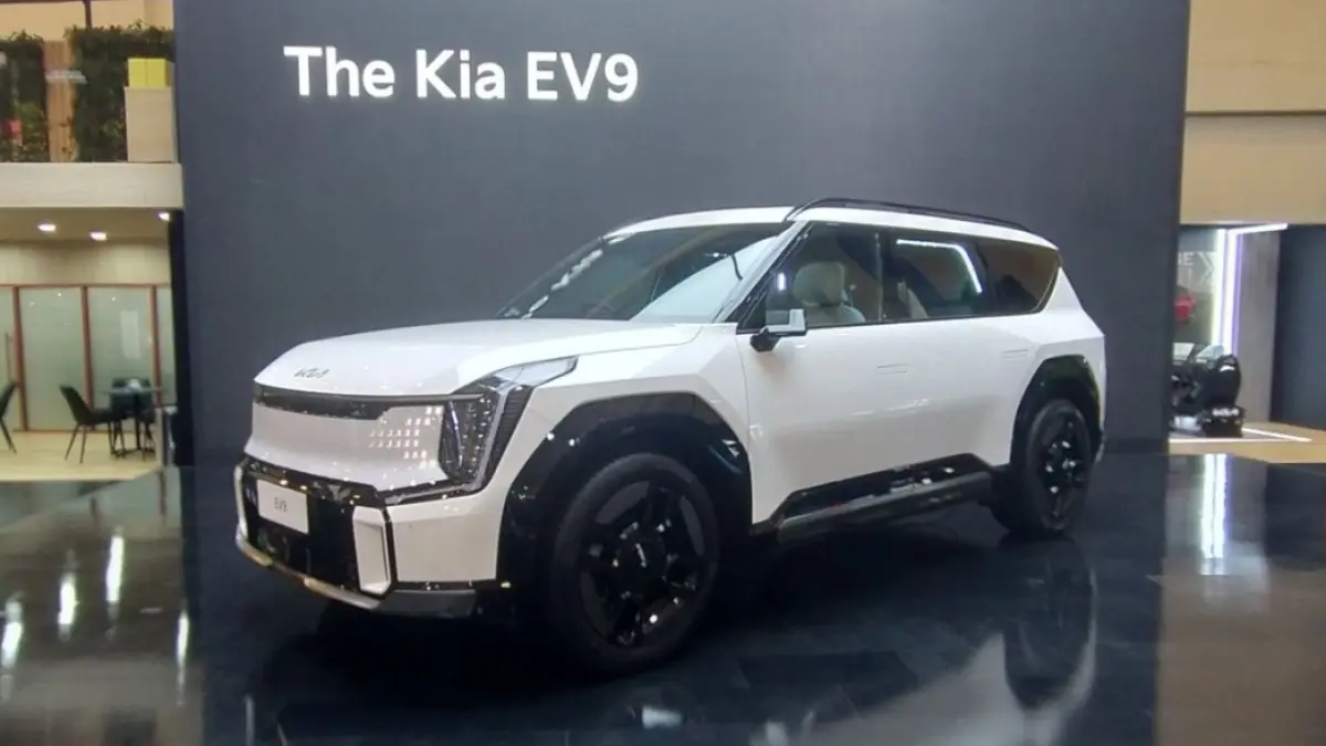 Kia EV9 punya desain futuristik dan kabin luas 7 penumpang, menjadi salah satu SUV listrik premium paling diminati di Indonesia.
