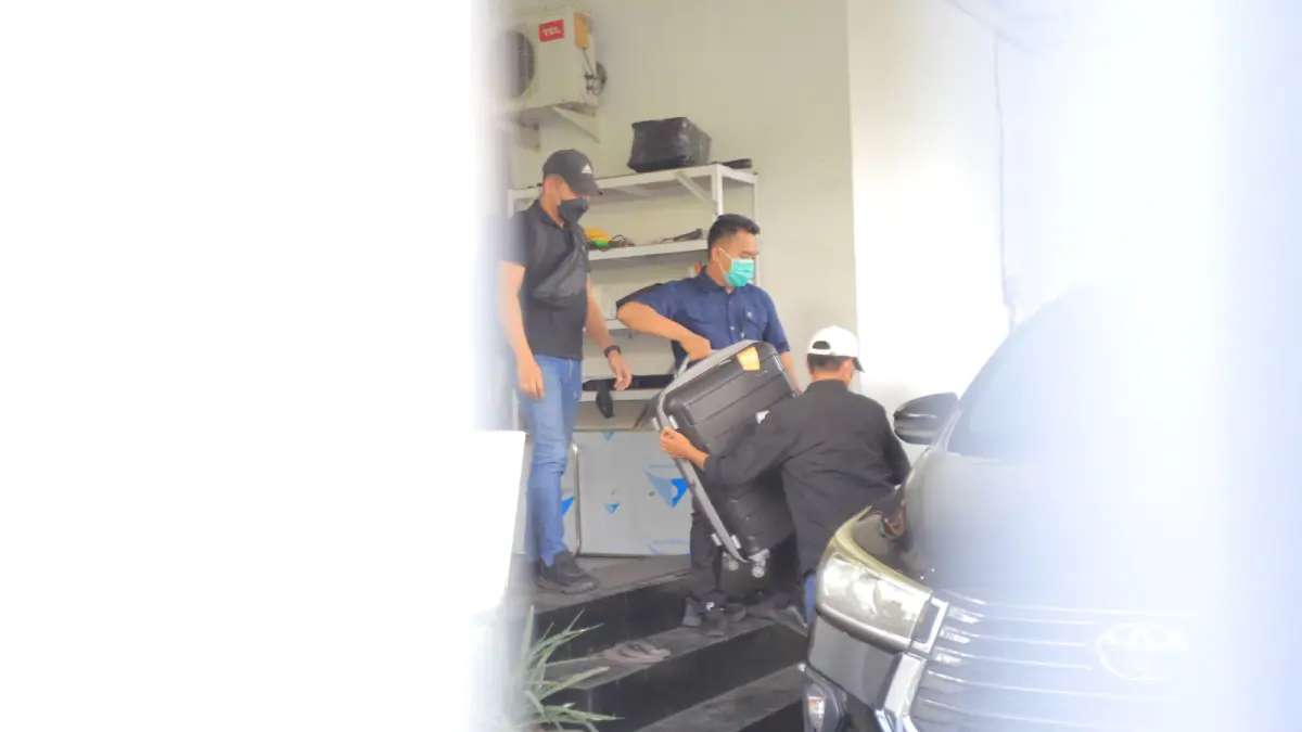 Petugas KPK membawa barang bukti dari kediaman Kadiskominfo Kota Madiun usai pemeriksaan. BAGAS BIMANTARA/RADAR MADIUN