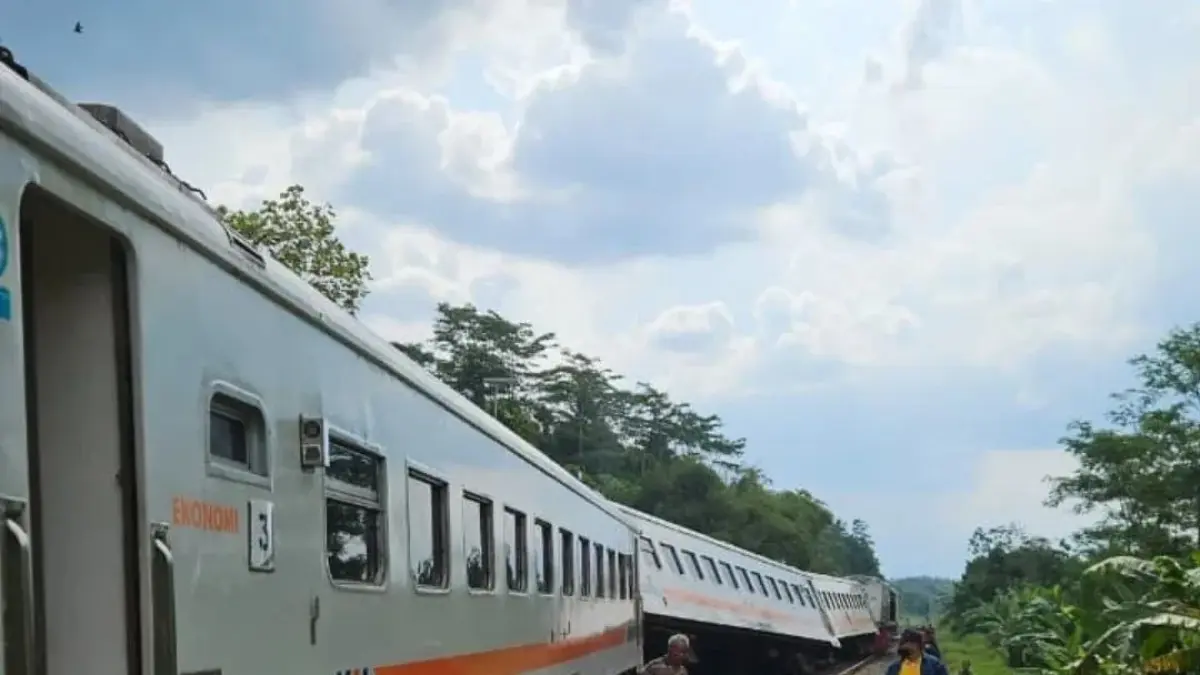 Petugas melakukan penanganan rangkaian kereta yang anjlok di Emplasemen Bumiayu. FOTO: ISTIMEWA