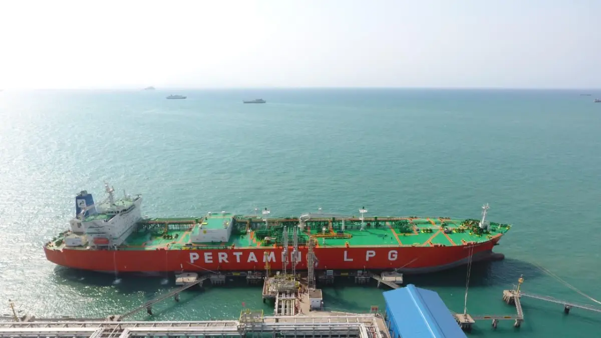 Petugas Pertamina memantau distribusi BBM di SPBU selama masa Satgas RAFI Lebaran 2026.