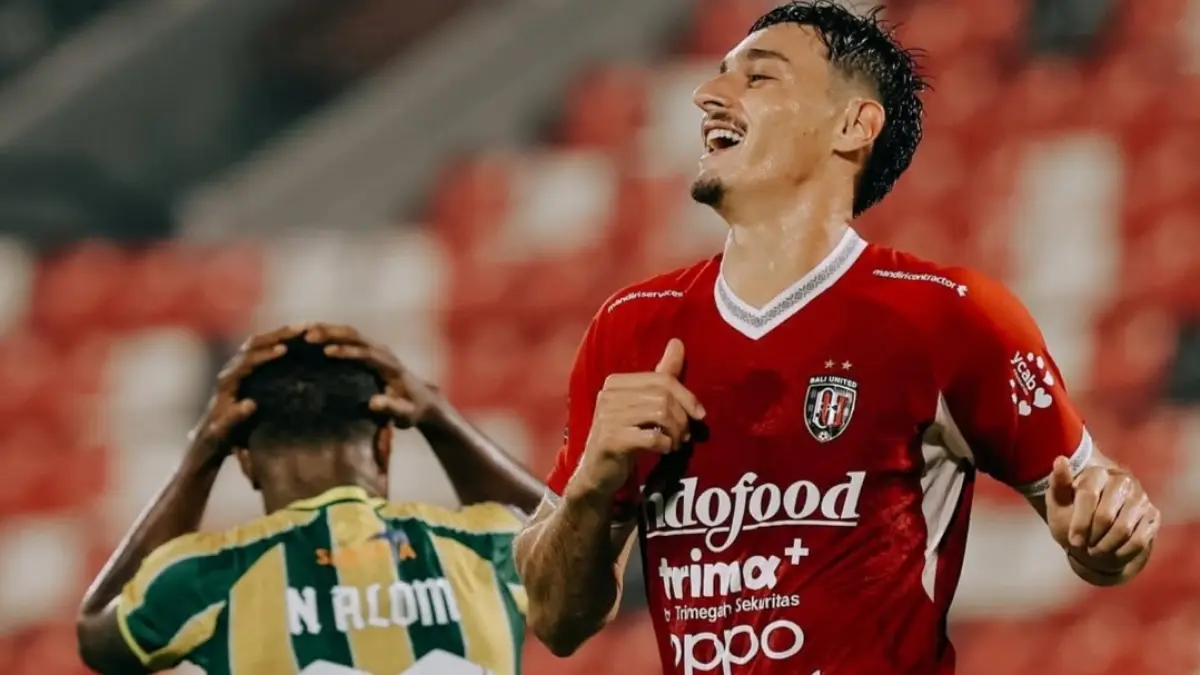 SELEBRASI: Pemain Bali United Joao Ferrari usai mencetak gol kedua Bali United ke gawang PSBS Biak, Senin (6/4) malam. (IG @baliunitedfc)
