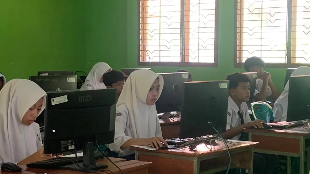 Suasana pelaksanaan TKA di salah satu SMP di Kabupaten Madiun yang berjalan lancar tanpa kendala. LODITYA FERNANDES/RADAR MADIUN