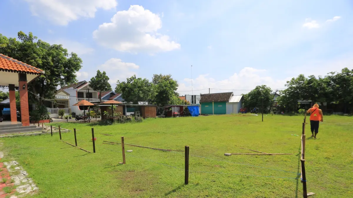 Tanah Lapangan Josenan dipatoki untuk pembangunan KMP. Rencana ini mengundang protes warga setempat. BAGAS BIMANTARA/RADAR MADIUN
