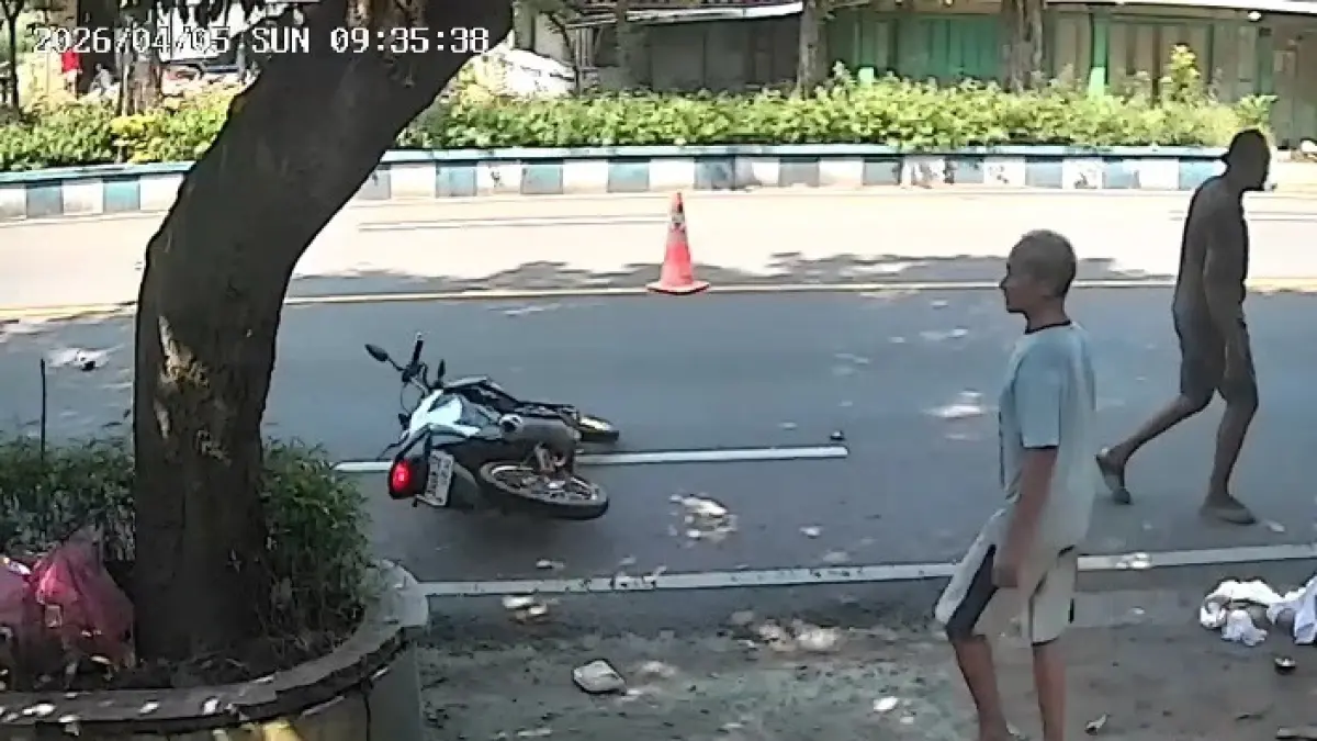 Warga mengevakuasi korban kecelakaan motor dan mobil di Desa Pacing, Padas, Ngawi. FOTO: TANGKAPAN LAYAR CCTV