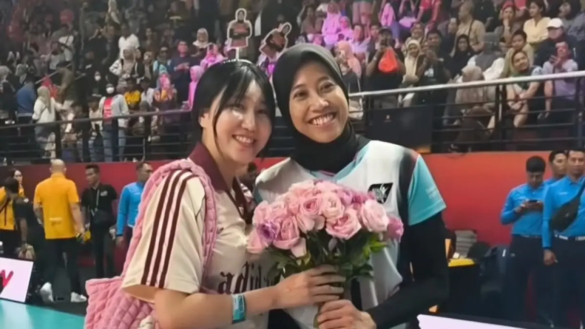 Yeum Hye-seon, kapten&nbsp;Red Sparks, menonton dan beri dukungan langsung Megawati Hangestri saat Final Four Proliga 2026 seri Surabaya. (Jawa Pos)