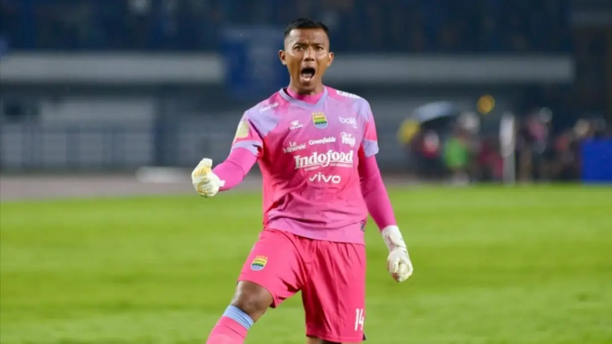 CETAK REKOR: Kiper utama Persib Bandung Teja Pakualam mencatatkan rekor baru sebagai Raja Clean Sheet di BRI Super League. (IG @tejapakualam)