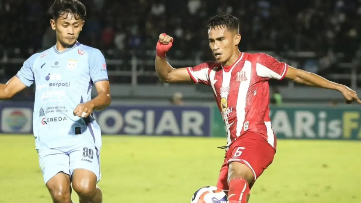 GAGAL: Pemain Deltras FC berebut bola dengan pemain Persela dalam laga lanjutan Pegadaian Championship. (IG @deltras.official)