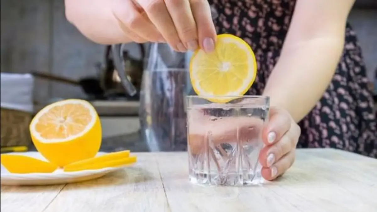 Ilustrasi air lemon yang disebut bisa membakar lemak. (freepik) 