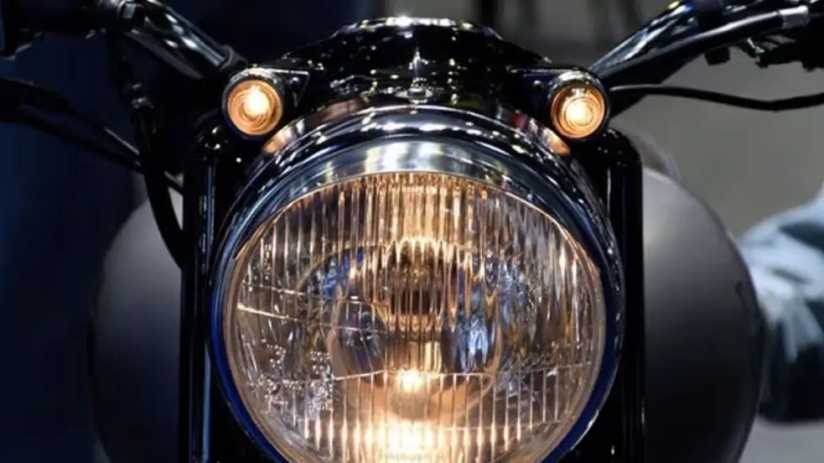 Ilustrasi lampu motor redup. (ASTRA)