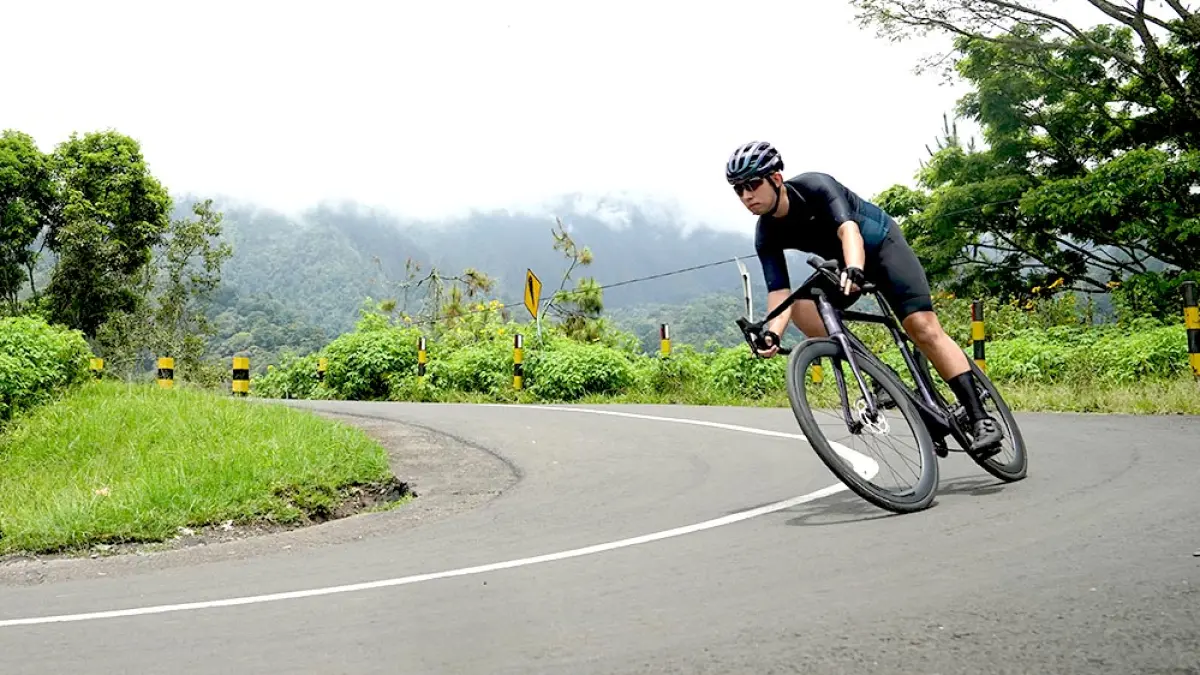 Ilustrasi mengatur cadence sepeda balap di tanjakan. (polygon bikes)