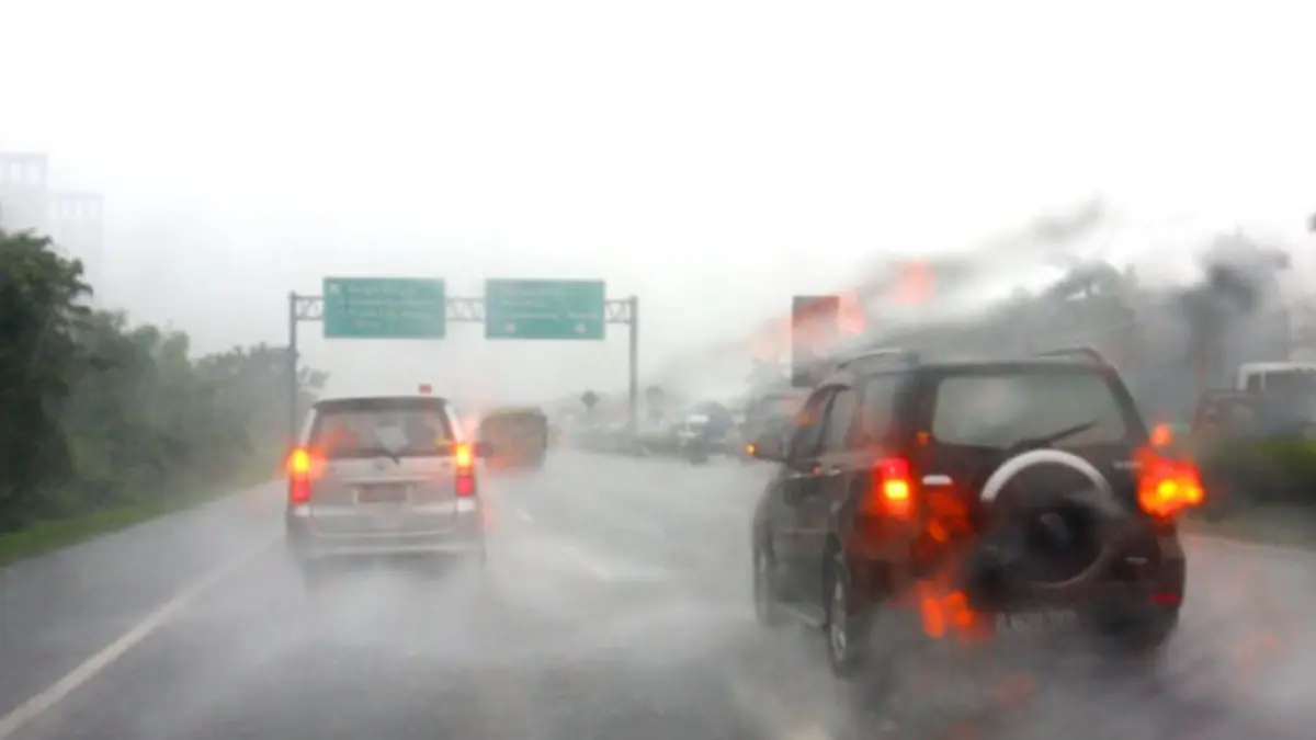 Ilustrasi menyalakan lampu hazard. (MOMOBIL)