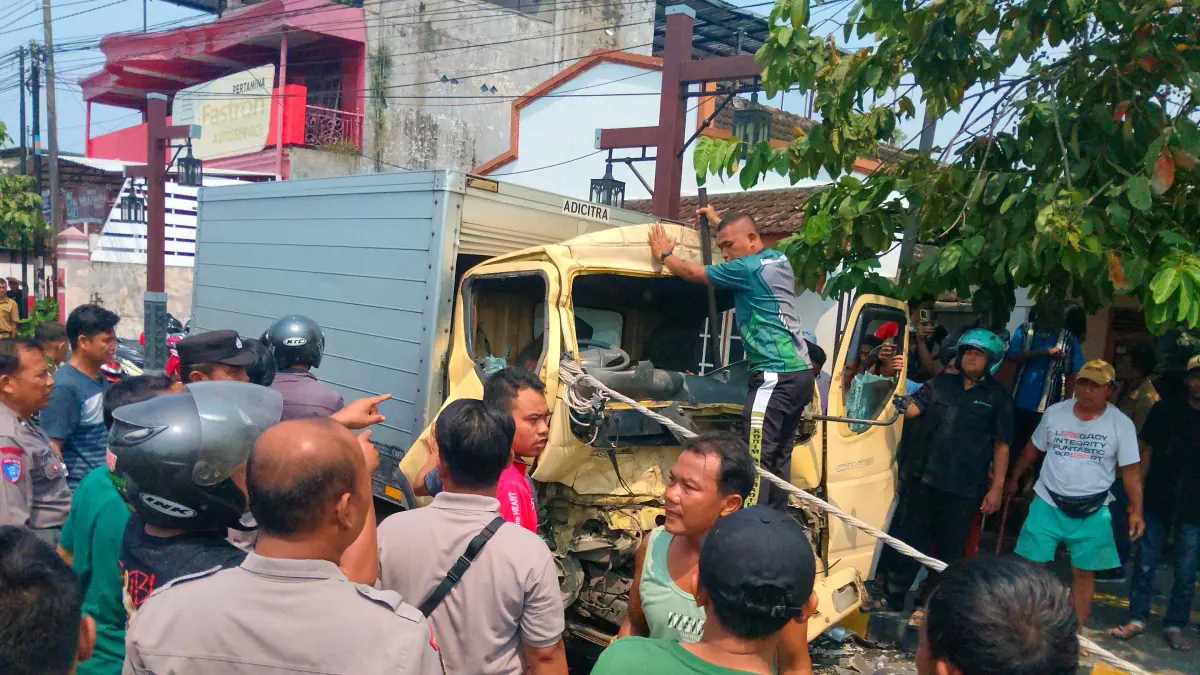 ILUSTRASI: Truk menabrak bus Sumber Selamat yang mogok di Jalan PB Sudirman, Mejayan, menyebabkan sopir truk terjepit dan arus lalu lintas tersendat. LODITYA FERNANDES/RADAR MADIUN