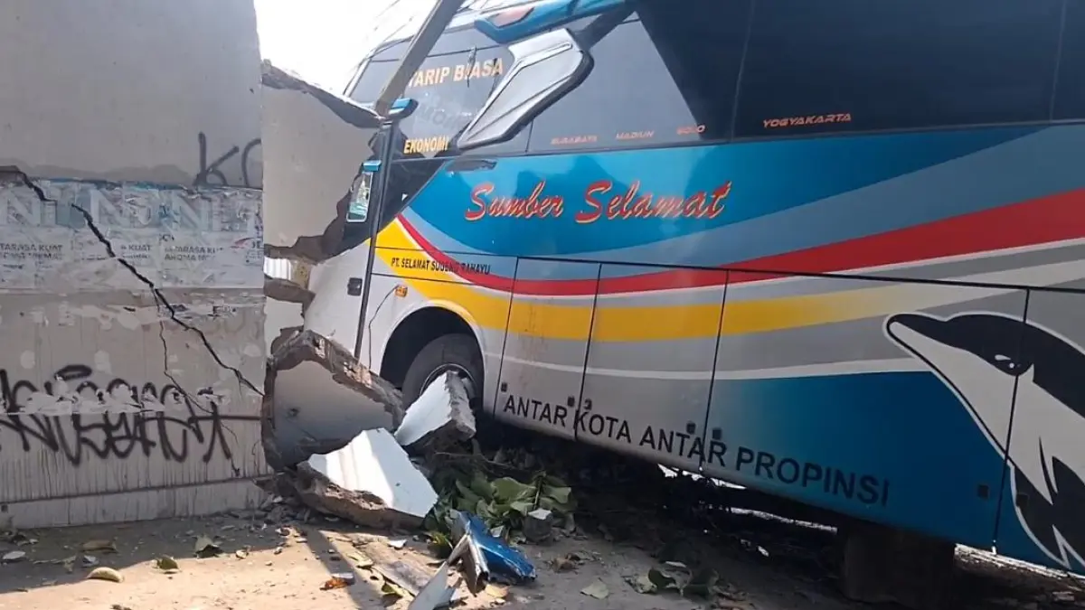 Kecelakaan maut terjadi di Jalan Raya Madiun–Surabaya, Wonoasri, saat truk menabrak bus Sumber Selamat yang mogok di bahu jalan. FOTO: LODITYA FERNANDES/RADAR MADIUN