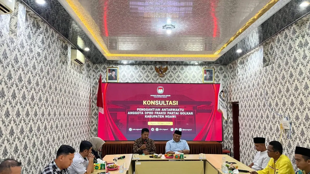 KONSULTASI PAW: DPD Partai Golkar Ngawi berkonsultasi dengan komisioner KPU Ngawi terkait mekanisme PAW di Kantor KPU Ngawi, kemarin (6/4). ASEP SYAEFUL BACHRI/JAWA POS RADAR NGAWI