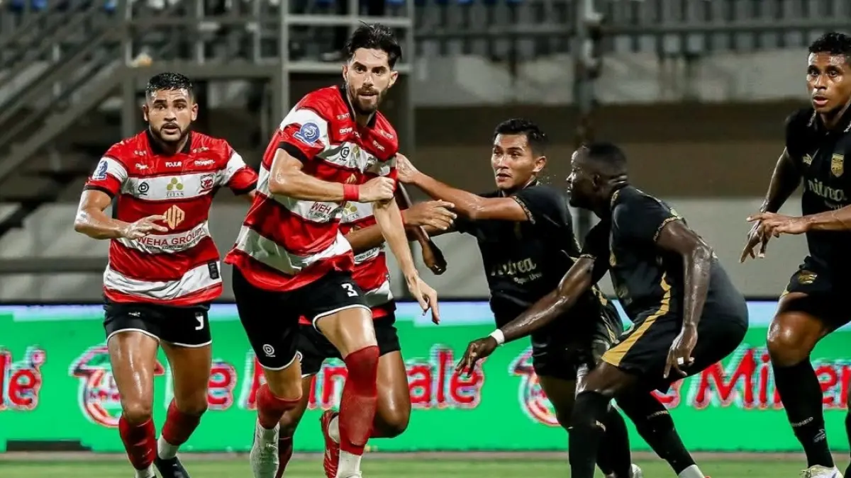 KRISIS: Skuad Madura United sudah 11 kali  laga tanpa kemenangan dan terancam degradasi musim depan. (IG @maduraunited.fc)