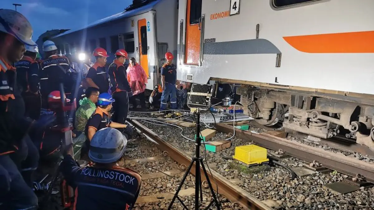 Normalisasi jalur kereta di Stasiun Bumiayu, Brebes, usai KA Bangunkarta anjlok pada Senin (6/4). (ANTARA)