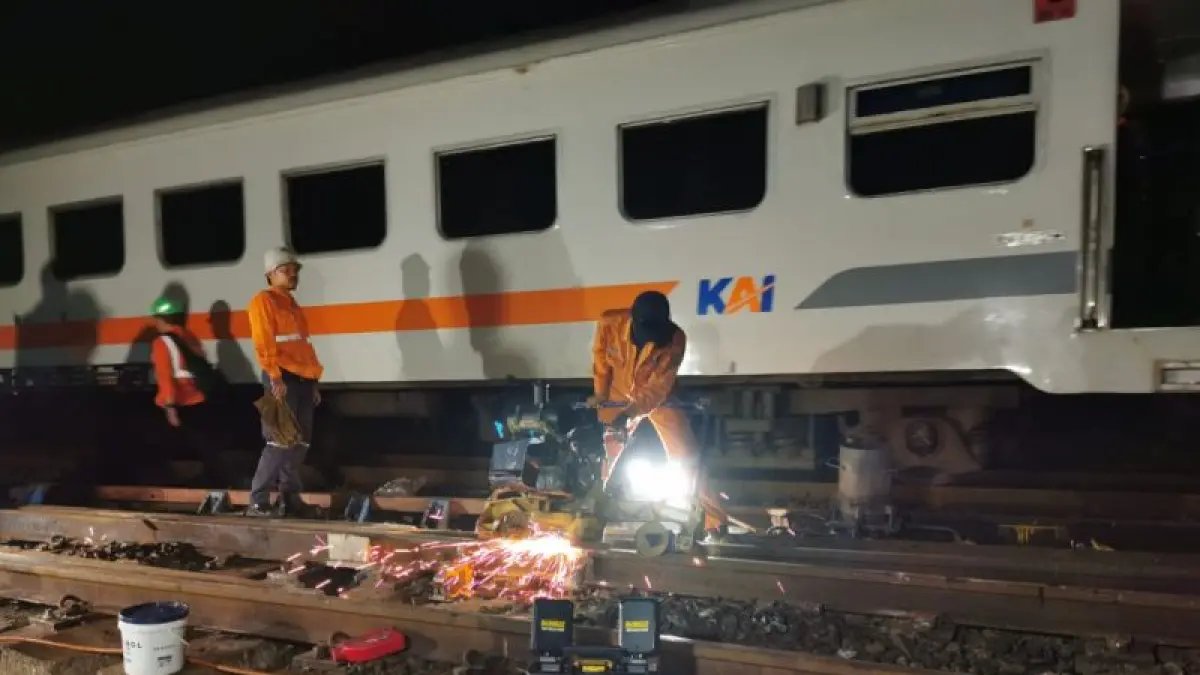 Normalisasi jalur kereta di Stasiun Bumiayu, Brebes, usai KA Bangunkarta anjlok pada Senin (6/4). (ANTARA)