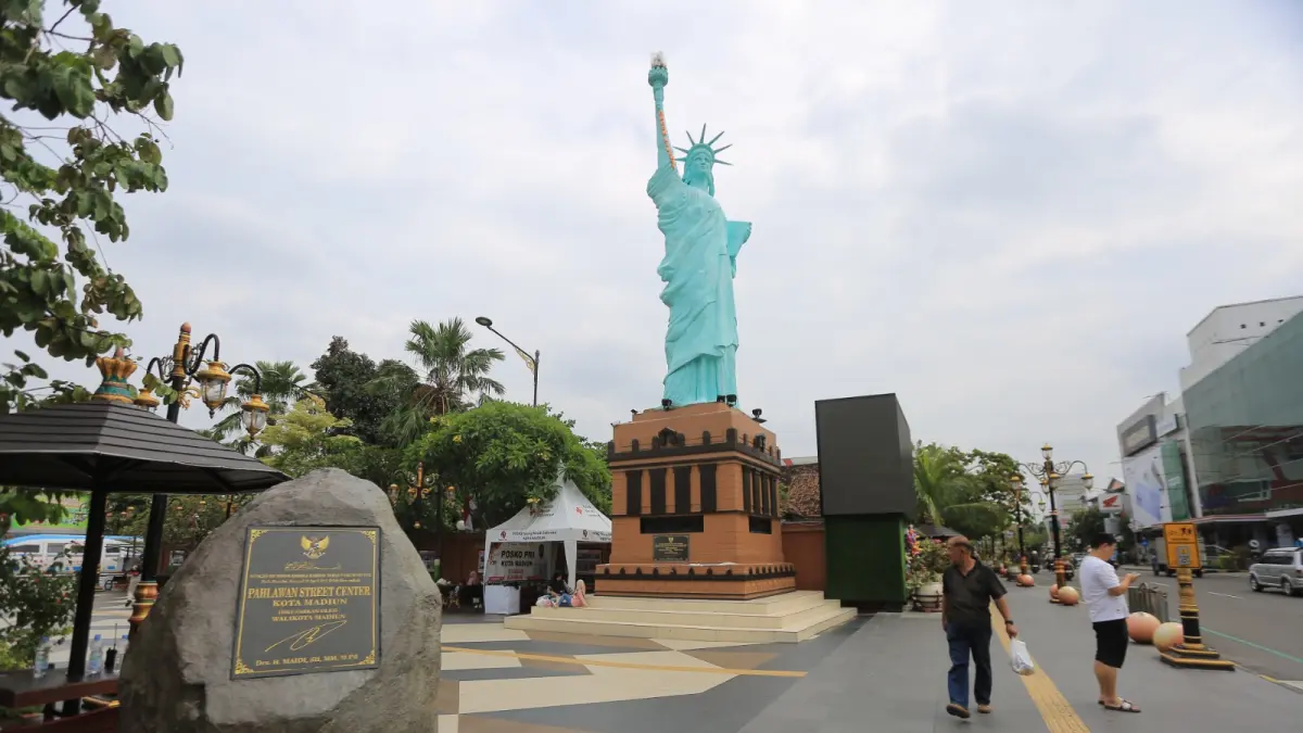 OBJEK WISATA: Kawasan Pahlawan Street Center (PSC) dipadati wisatawan saat libur panjang Nyepi dan Lebaran, menjadi destinasi paling ramai dikunjungi. BAGAS BIMANTARA/JAWA POS RADAR MADIUN