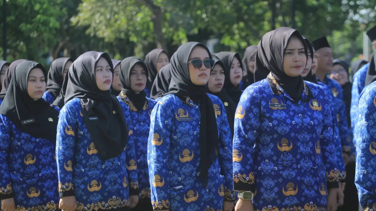 PELAYANAN PUBLIK: Aktivitas ASN di Magetan tetap berjalan normal melayani masyarakat di tengah rencana penerapan WFH selektif dengan kuota maksimal 50 persen. ILUSTRASI FOTO: AJI PUTRA/JAWA POS RADAR MAGETAN